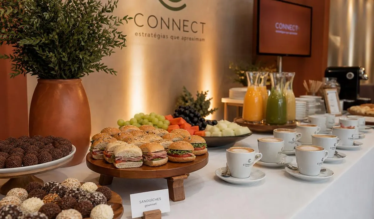 Mesa de coffee break corporativo montada pela Bettina